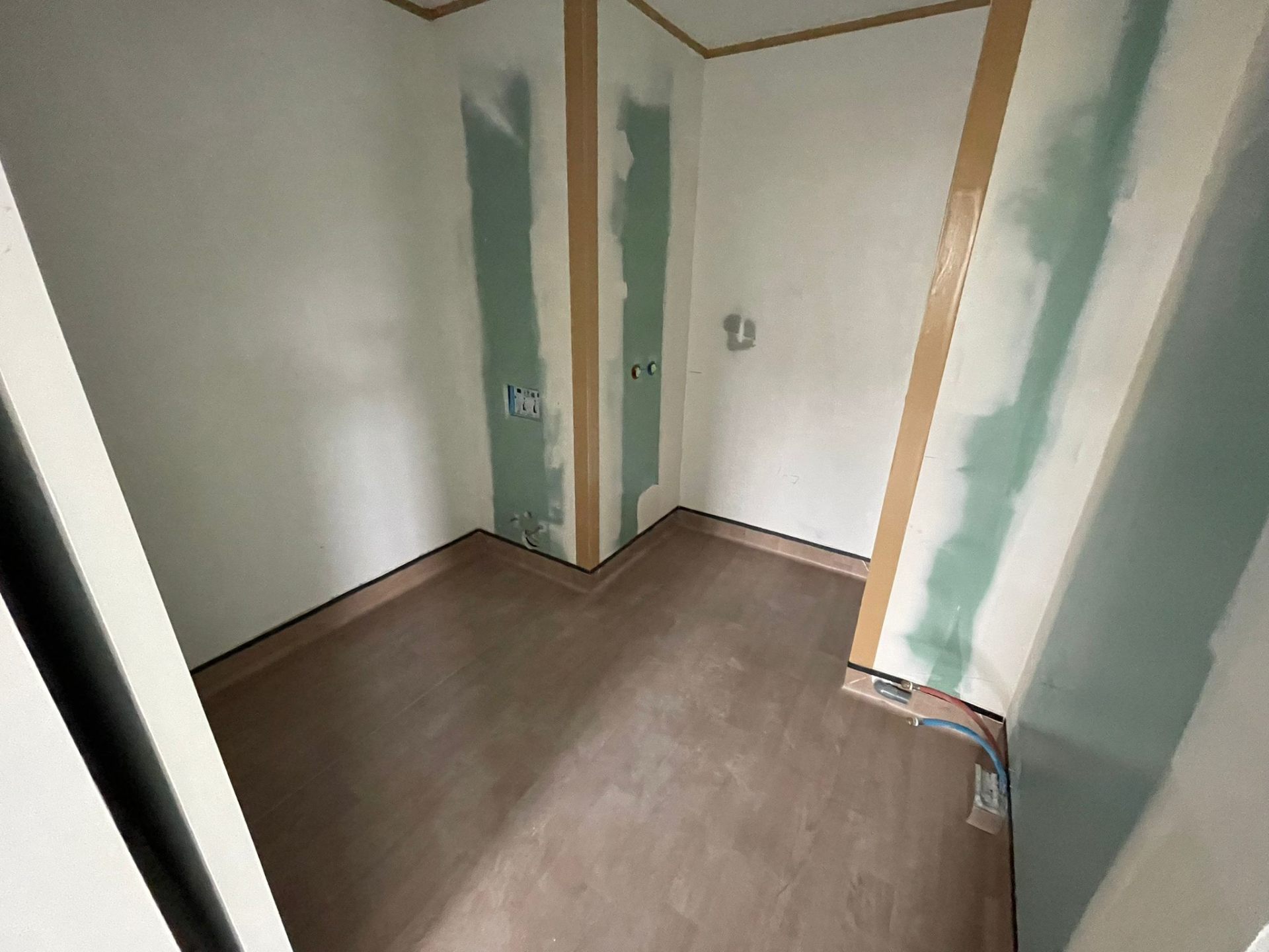 Villa Serena — pose remontée en plinthe — ​Concept Douche PMR  à Toulouse