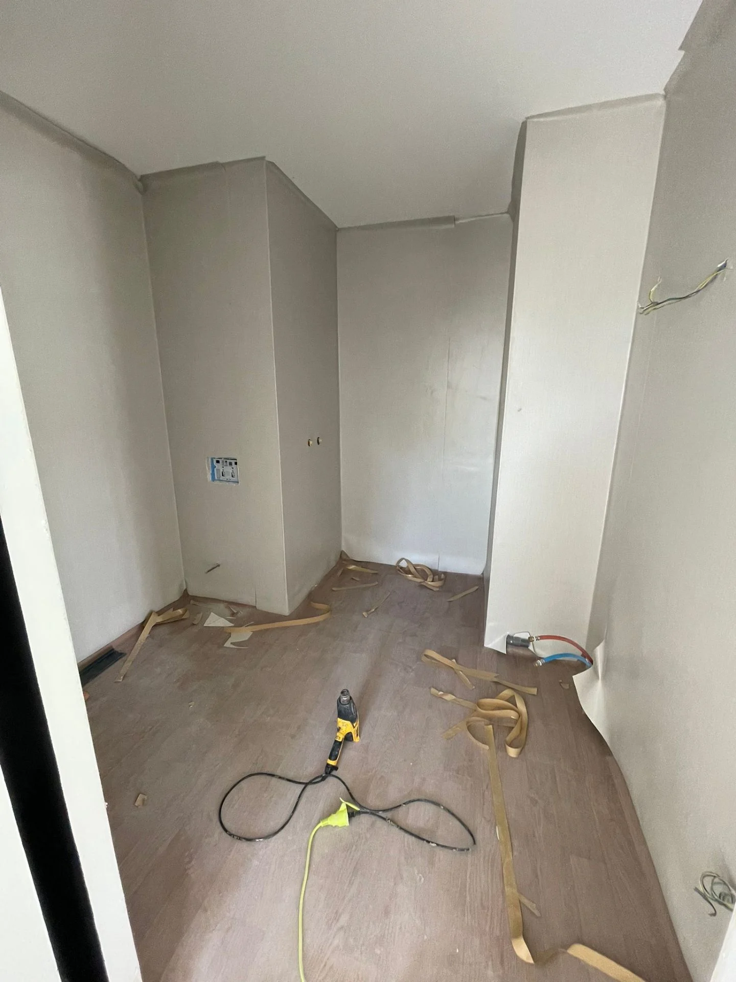 Villa Serena — préparation du support — ​Concept Douche PMR  à Toulouse