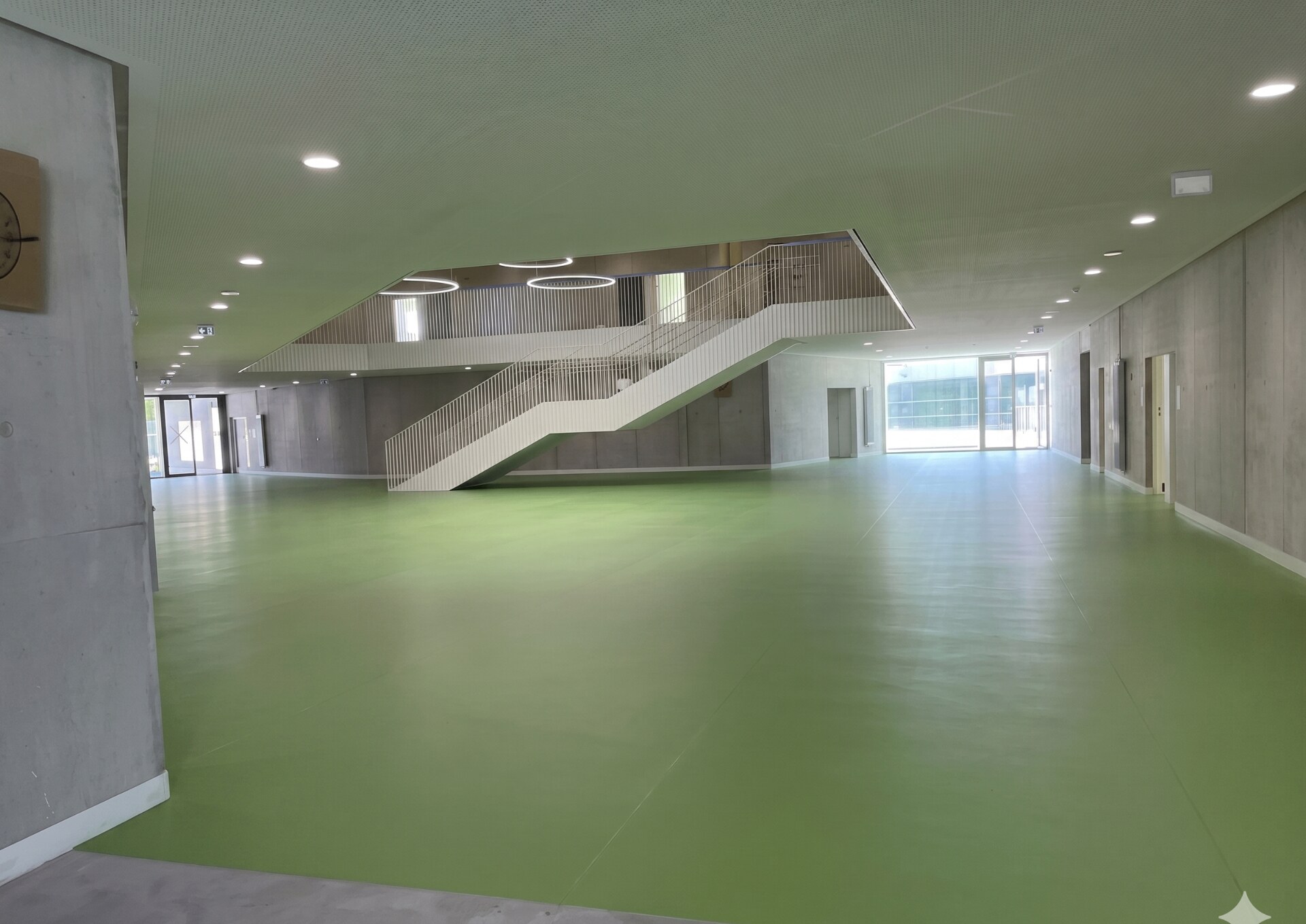 Groupe scolaire Grand Selve — hall fini — PVC collé soudure à chaud à Toulouse