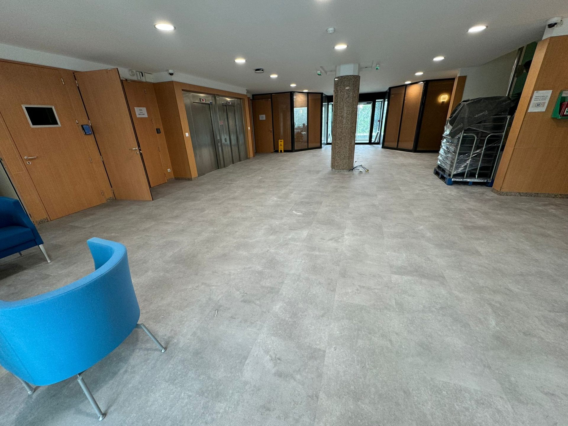 Banque Populaire — hall d'accueil — Dalles PVC flottantes à Toulouse