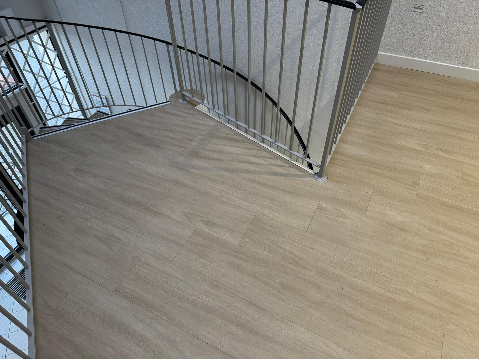 Eiffage Blagnac — palier escalier — PVC imitation parquet à Blagnac